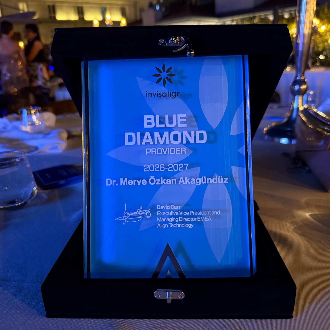 Uzm. Dt. Merve Özkan Akagündüz — Invisalign Blue Diamond Provider 2026-2027 plaket teslim töreni