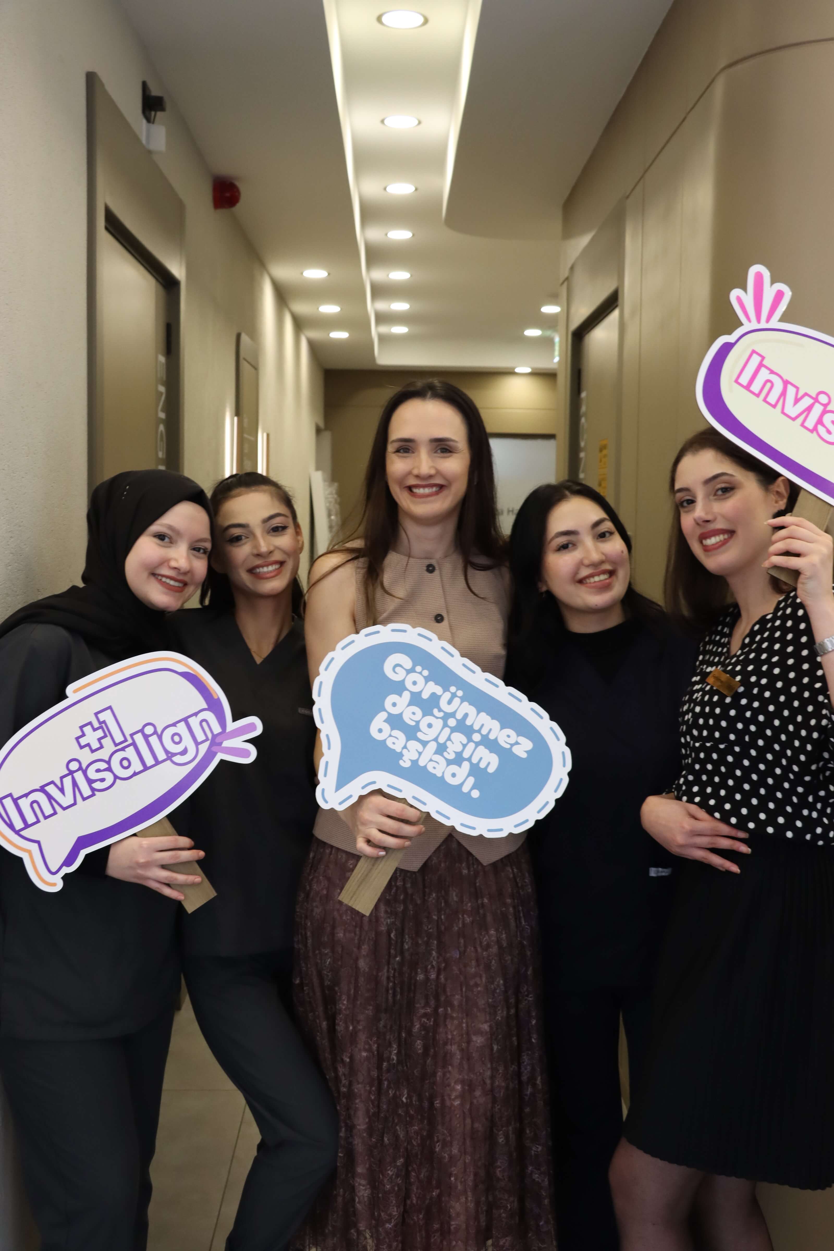 Doredent ekibi ve Merve Özkan Akagündüz, Diamond Plaketini kutluyor.